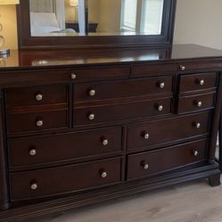 Dresser With Mirror