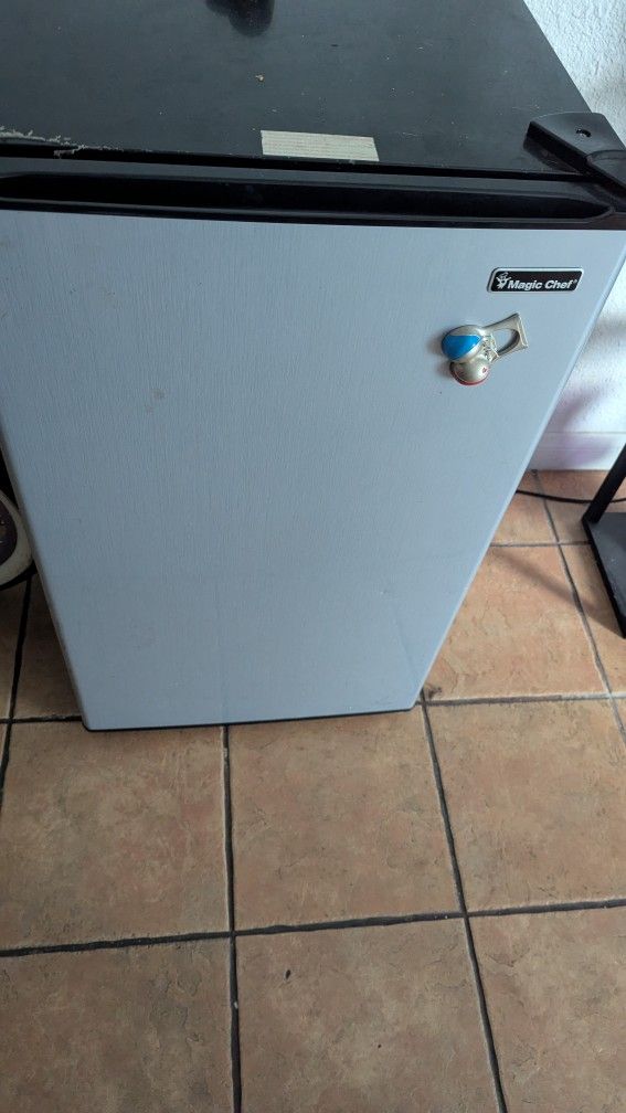 Mini fridge MAGIC CHEF