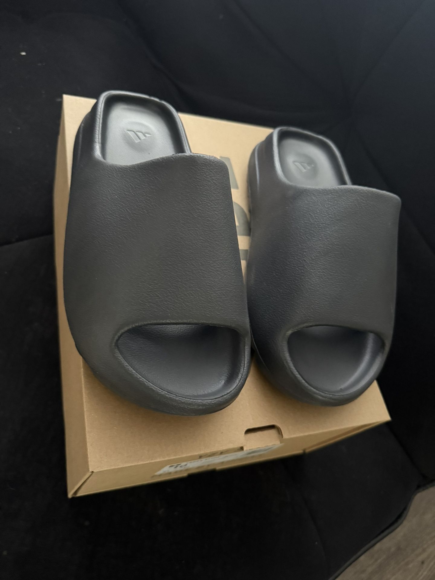 BLACK YEEZY SLIDES ONYX