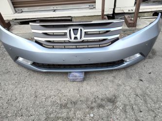 2011-2013 Honda Odyssey complete front bumper with Grill and emblem and fog lights with accessories and parking assistance sensors OEM.