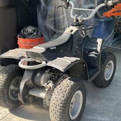 RAZOR 4 WHEELER THAT IS ELECTRIC 