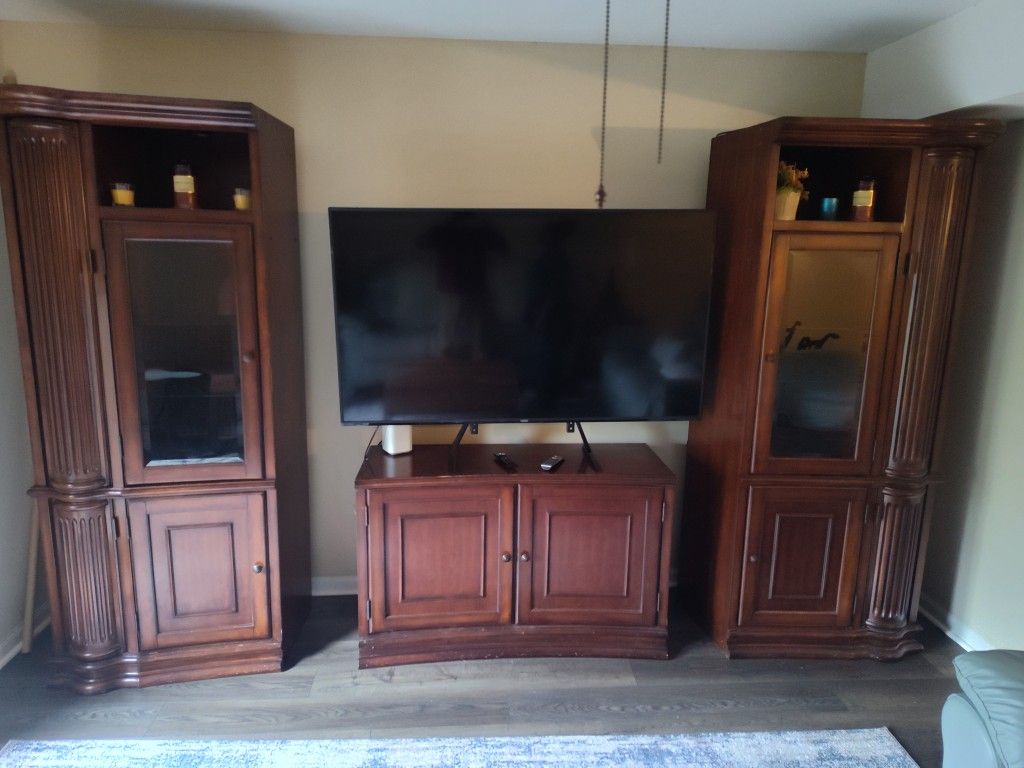 Hardwood Entertainment Cnter