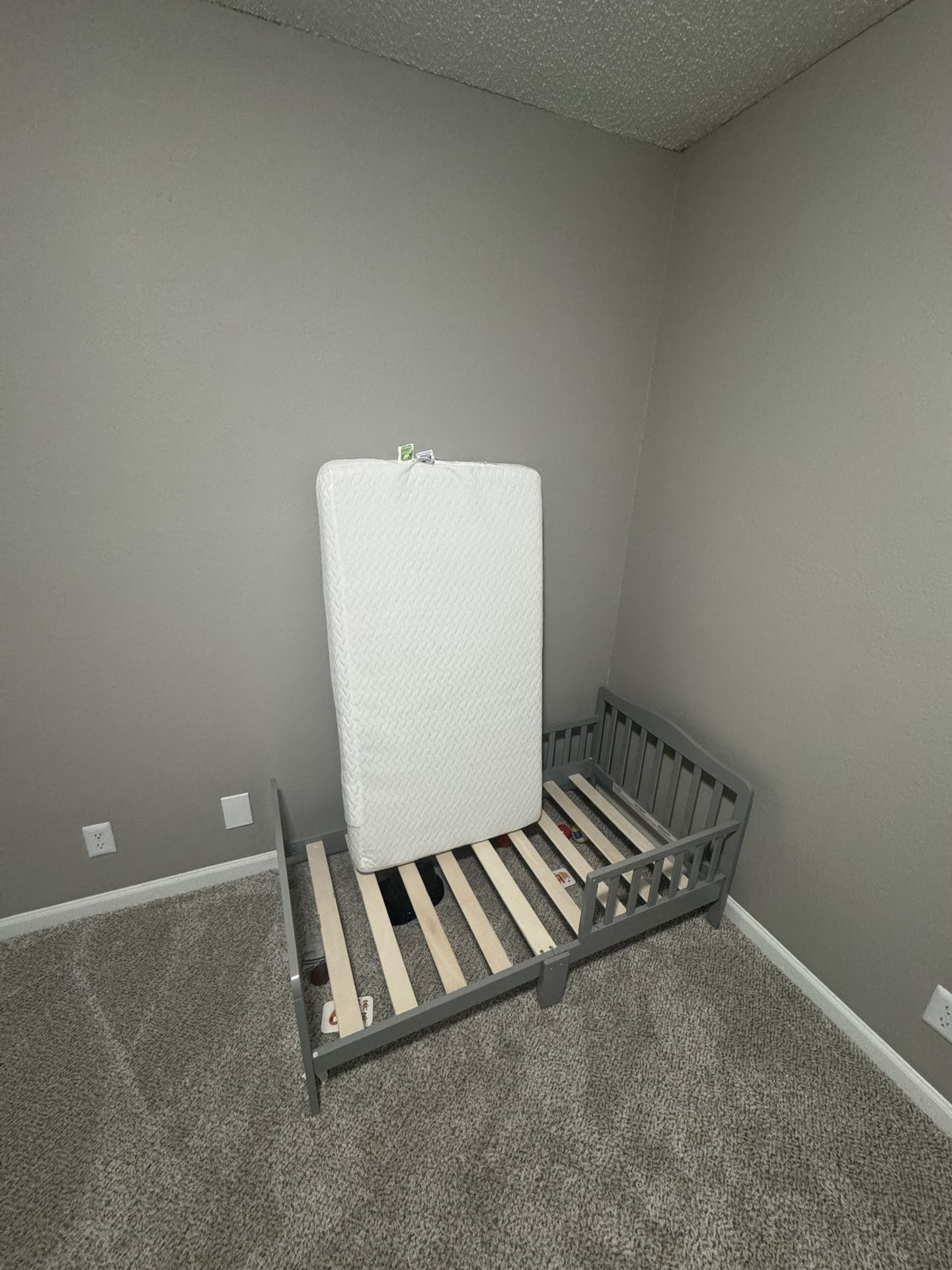 Toddler bed + mattress (NEVER USED)