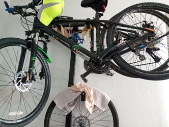 Giant mountain bike like new $300 and upgrades take 350 firm or trade