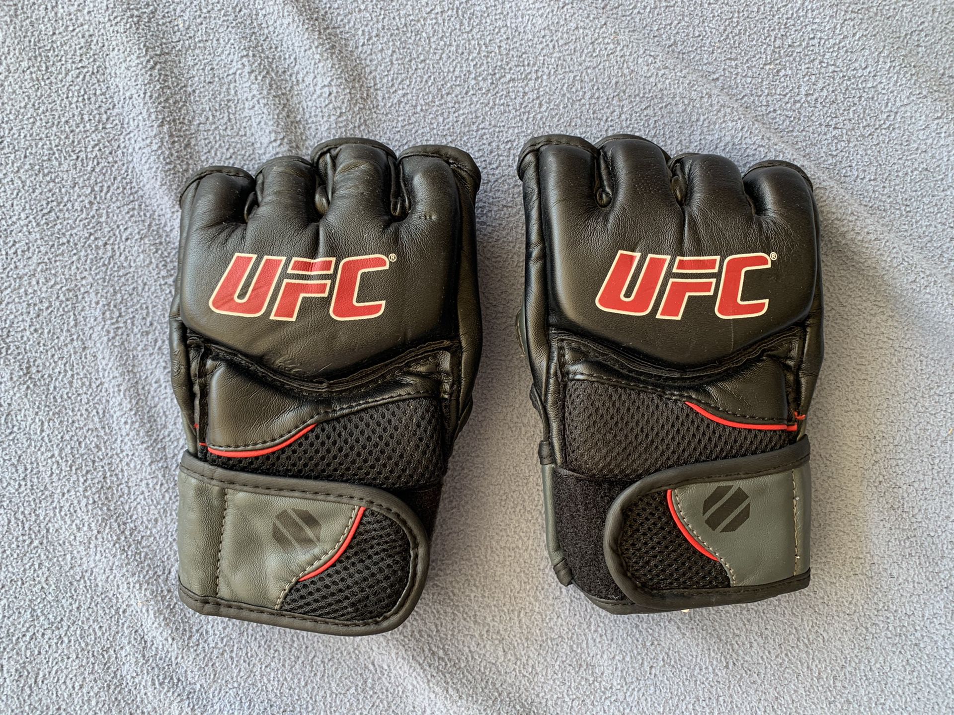 UFC MMA fighting gloves size S/M
