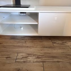 WHITE MODERN TV STAND