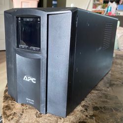APC Smart-UPS C Battery Back & Surge Protector with SmartConnect