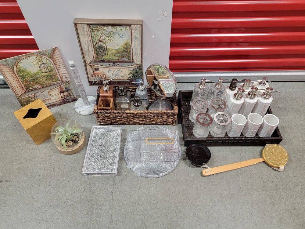 Huge mixed lots of (33) Pcs of bathroom accessories, soap dispenser 