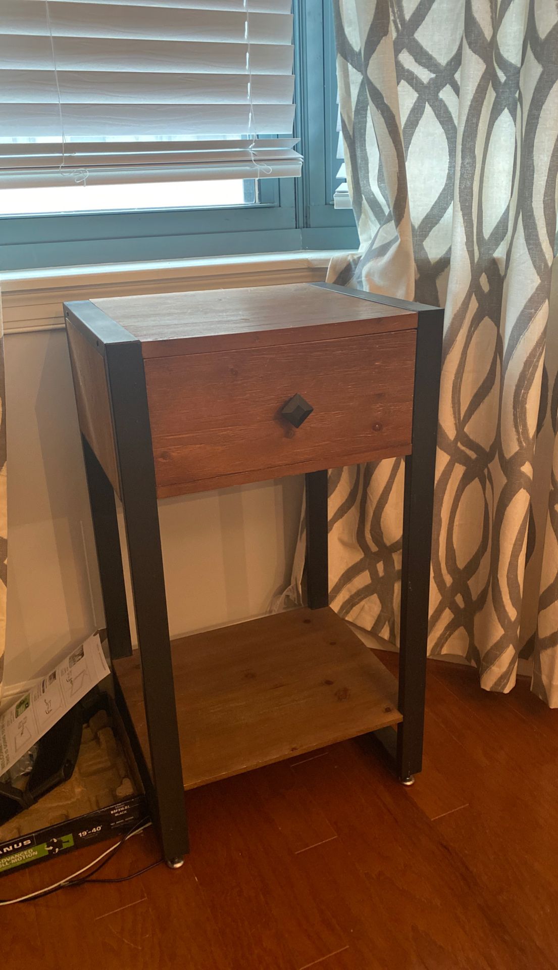 Accent table/side table