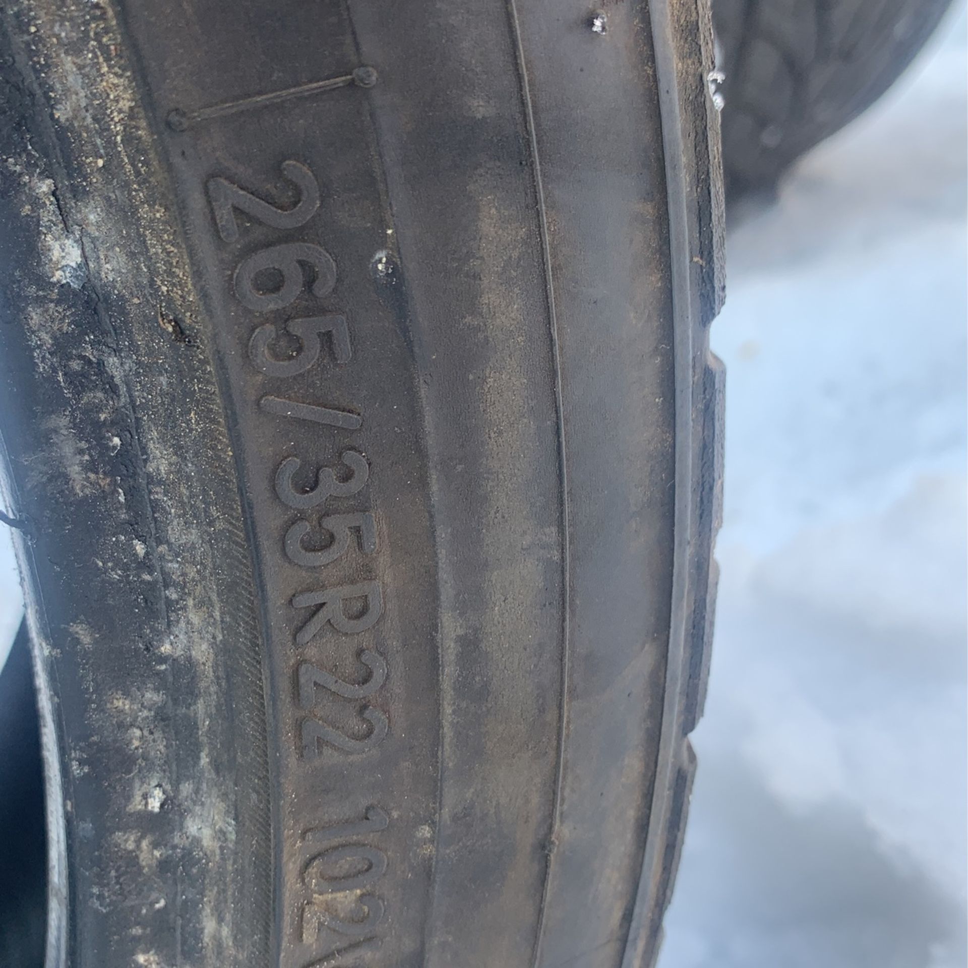 265/35R22 Nitto