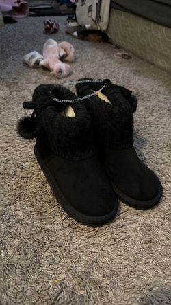 Boots size 3 never been worn either