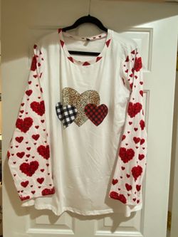 Women’s 4X tops sold as bundle.
