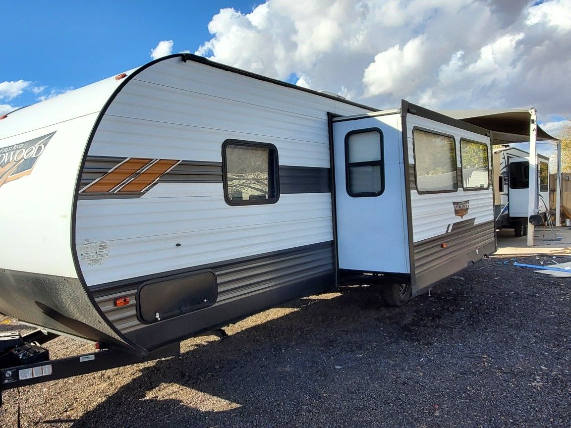 2020 Wildwood 30 ft family Bunkhouse trailer with slide sleeps 10