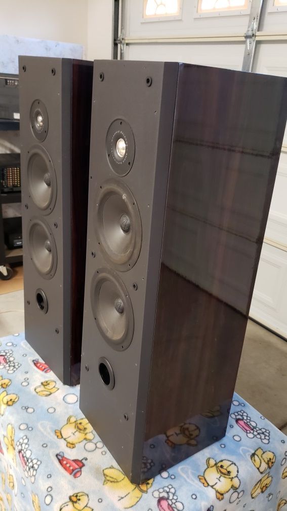 Beautiful looking and sounding Polk Audio tower speakers LS 50
