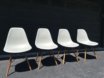 4 Authentic Herman Miller Eames DSW Chairs – White / Wood