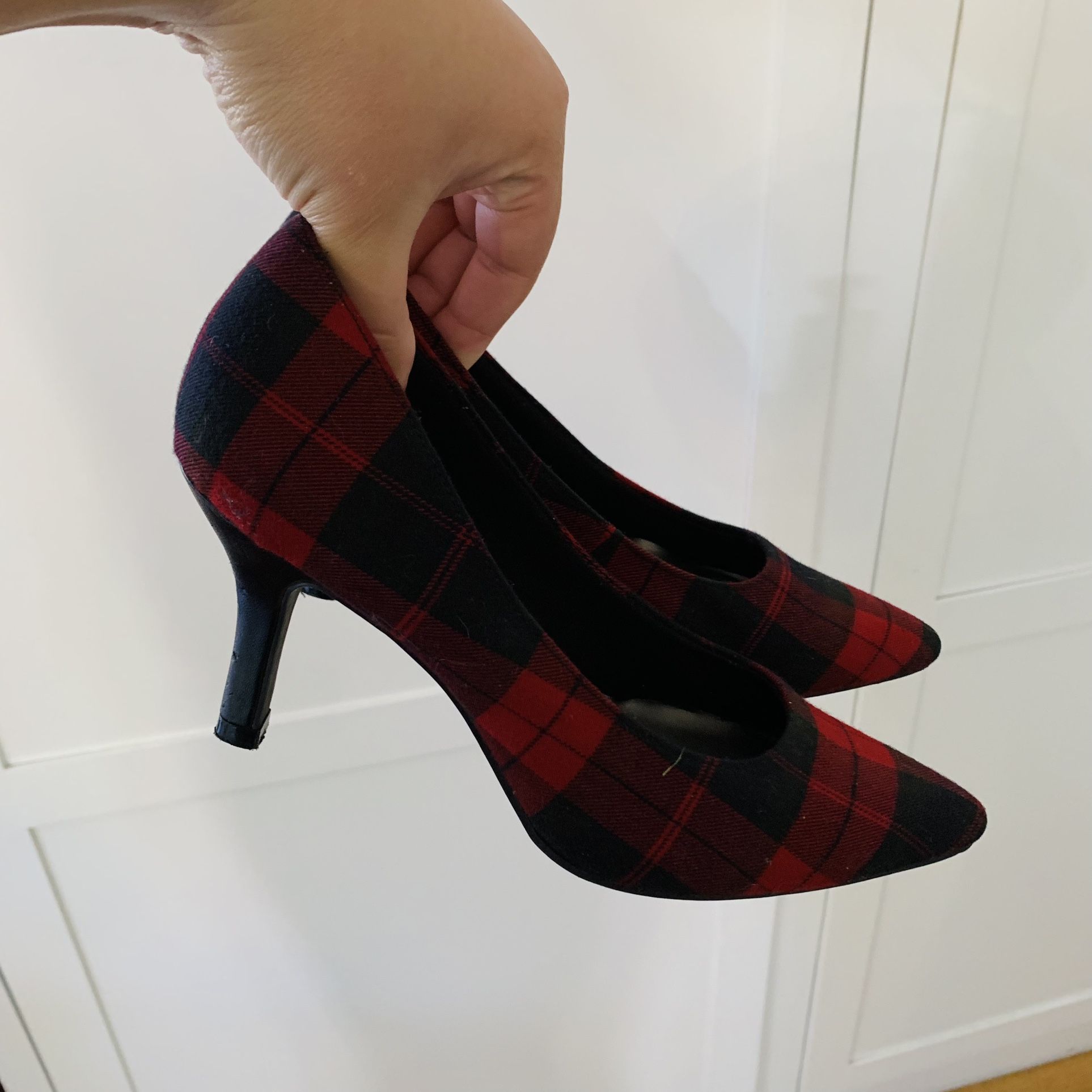 Comfort Plus by Predictions Black Red Plaid Pointy 3” Heel Size 5 ½