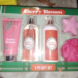 Cherry Blossom Bath and Body Gift Box Set
4.0(5 user reviews)