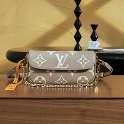 A fashionable and versatile bag