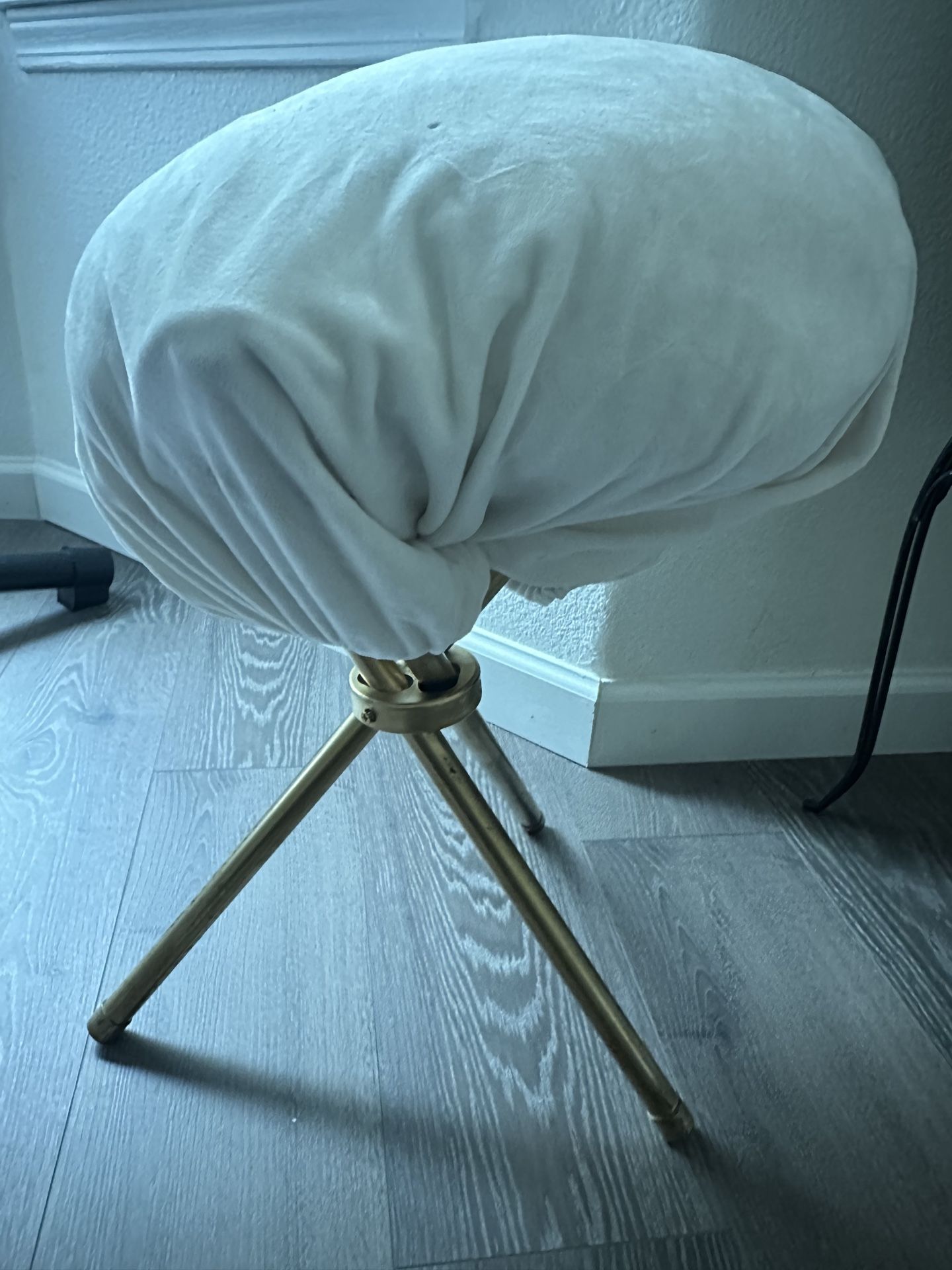 3 legged stool