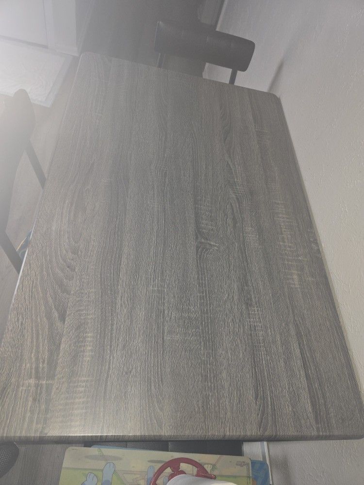 Table Wuth 3 Chairs