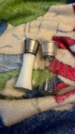 Salt and pepper grinder
