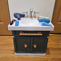 Little Tikes first bathroom sink! w/accessories!