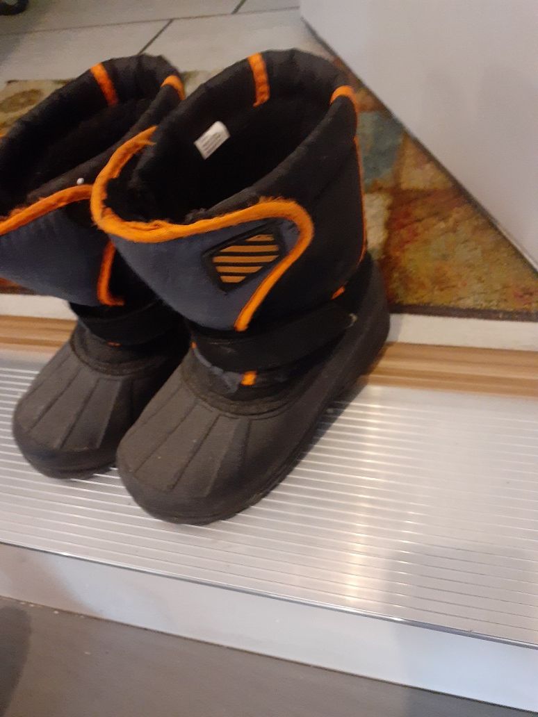 Boy snowboots 13.5