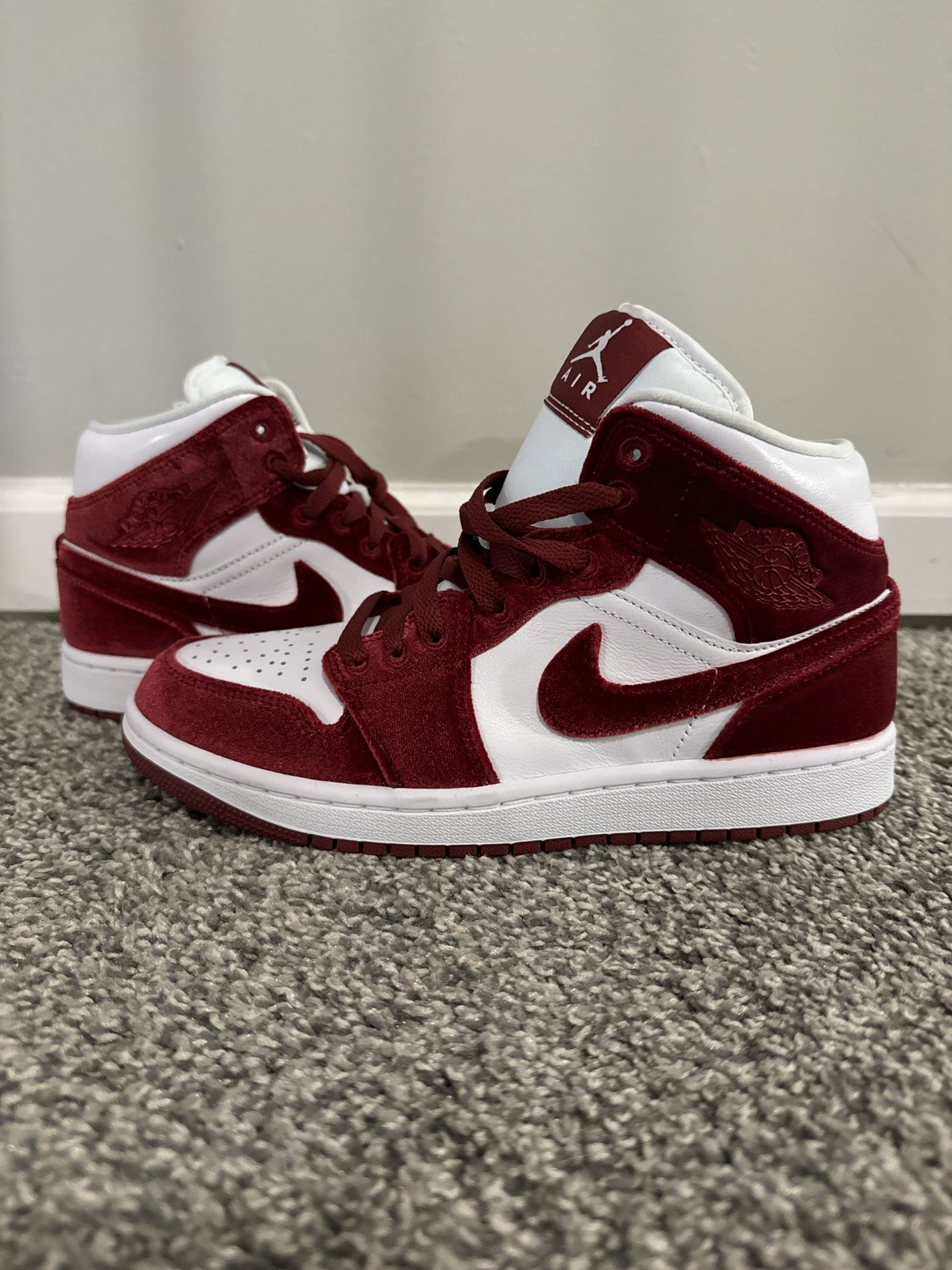 Air Jordan 1 Mid SE Red Velvet Women’s Size 7.5 (SKU: FZ3334-100)