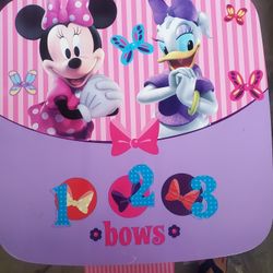 Minnie mouse toddler table with 2 mini mouse chairs