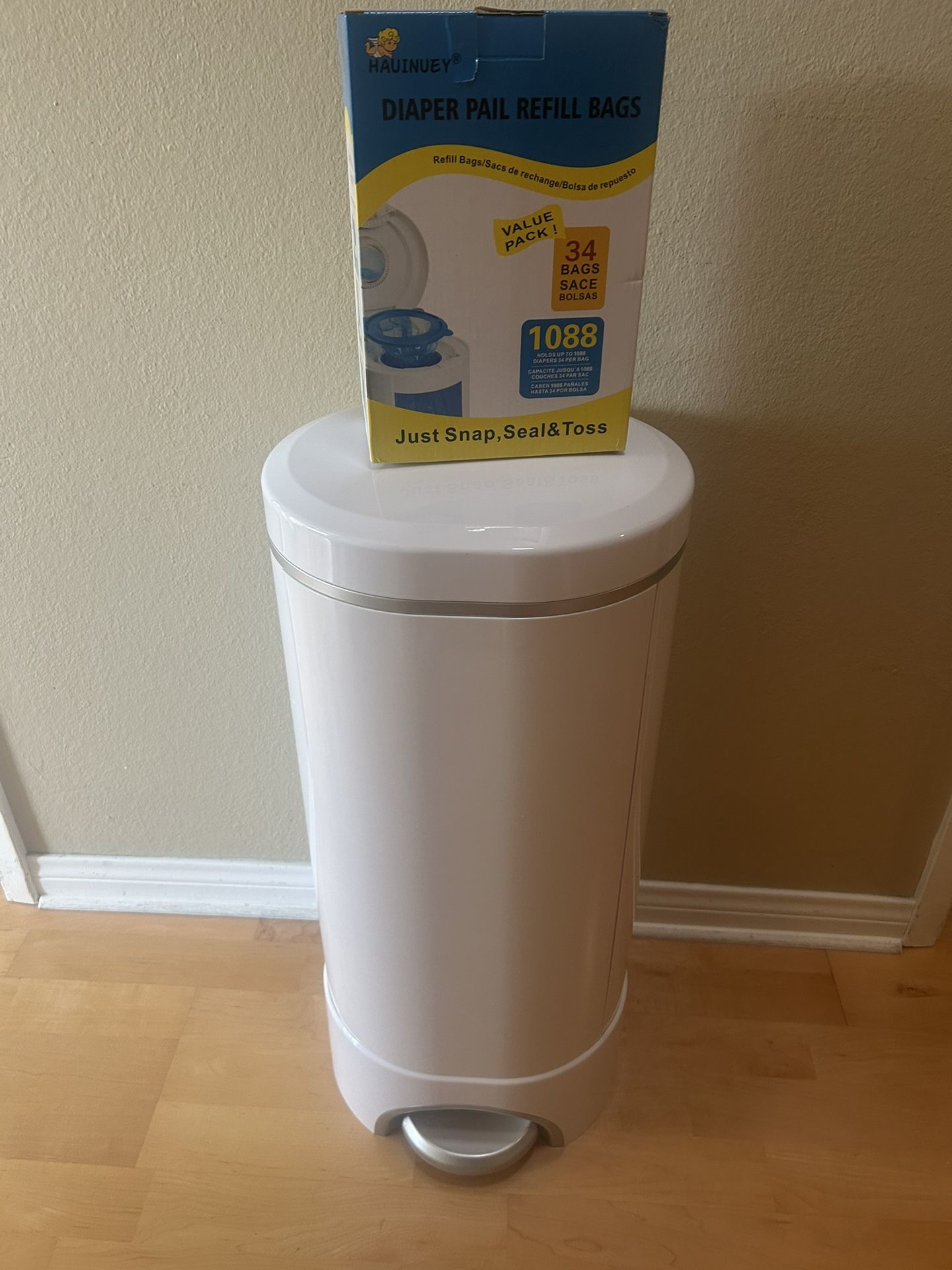 Munchkin Arm & Hammer Diaper Pail + Refill Bags