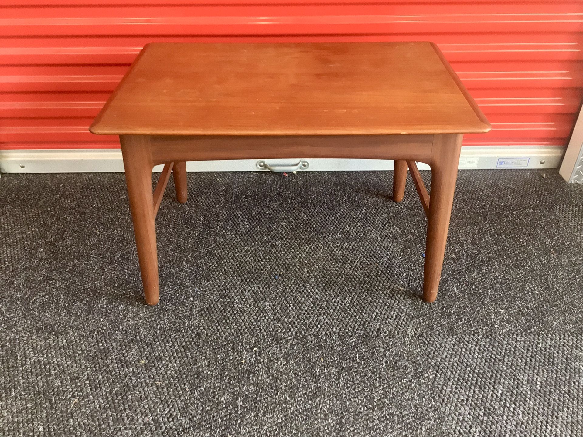 Mid Century Modern Danish Teak End Or Side Table - Will Deliver
