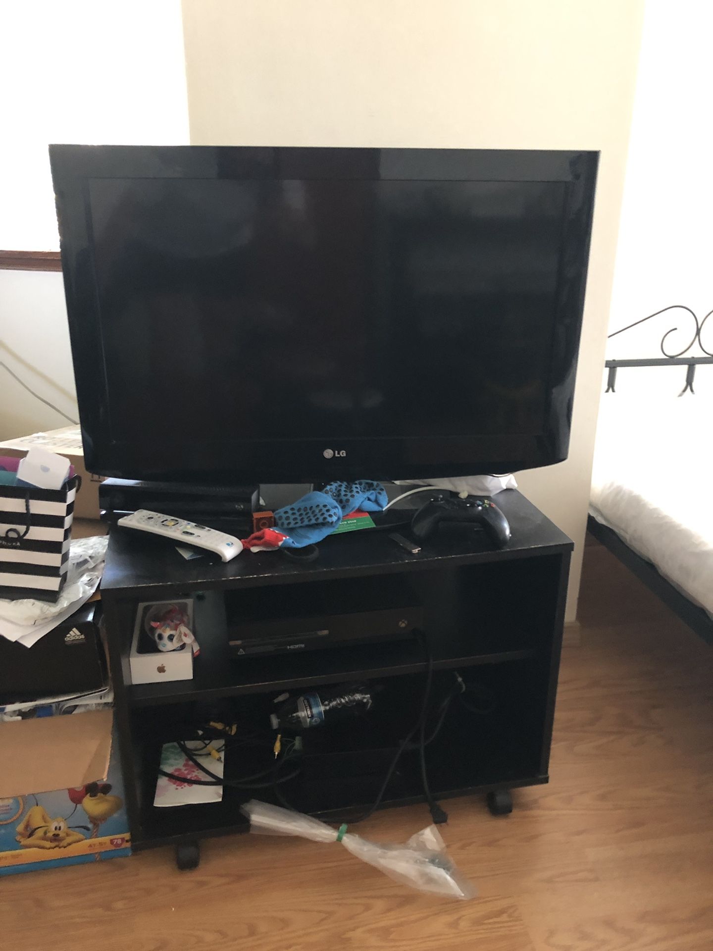 LG 32’ Flat screen TV