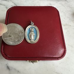 Vintage 925 Sterling silver , Virgin Mary pendant , w/ blue enamel background, marked STERLING , beautiful piece !