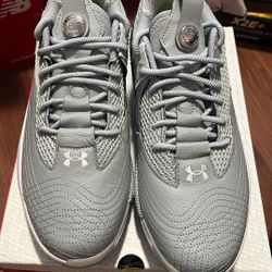 BASEBALL CLEATS