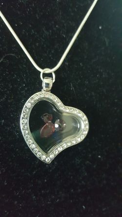 Beatifull heart necklace with garner stone inside