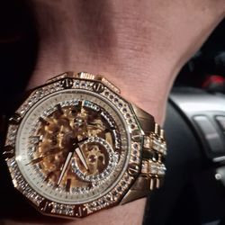 Brand new perpetual Bulova watch valued @ $850 im willing to jet it go fur $500