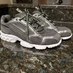 Nike Spirit on Air Zoom Cage 2 In The Color Olive Green Size 10.5