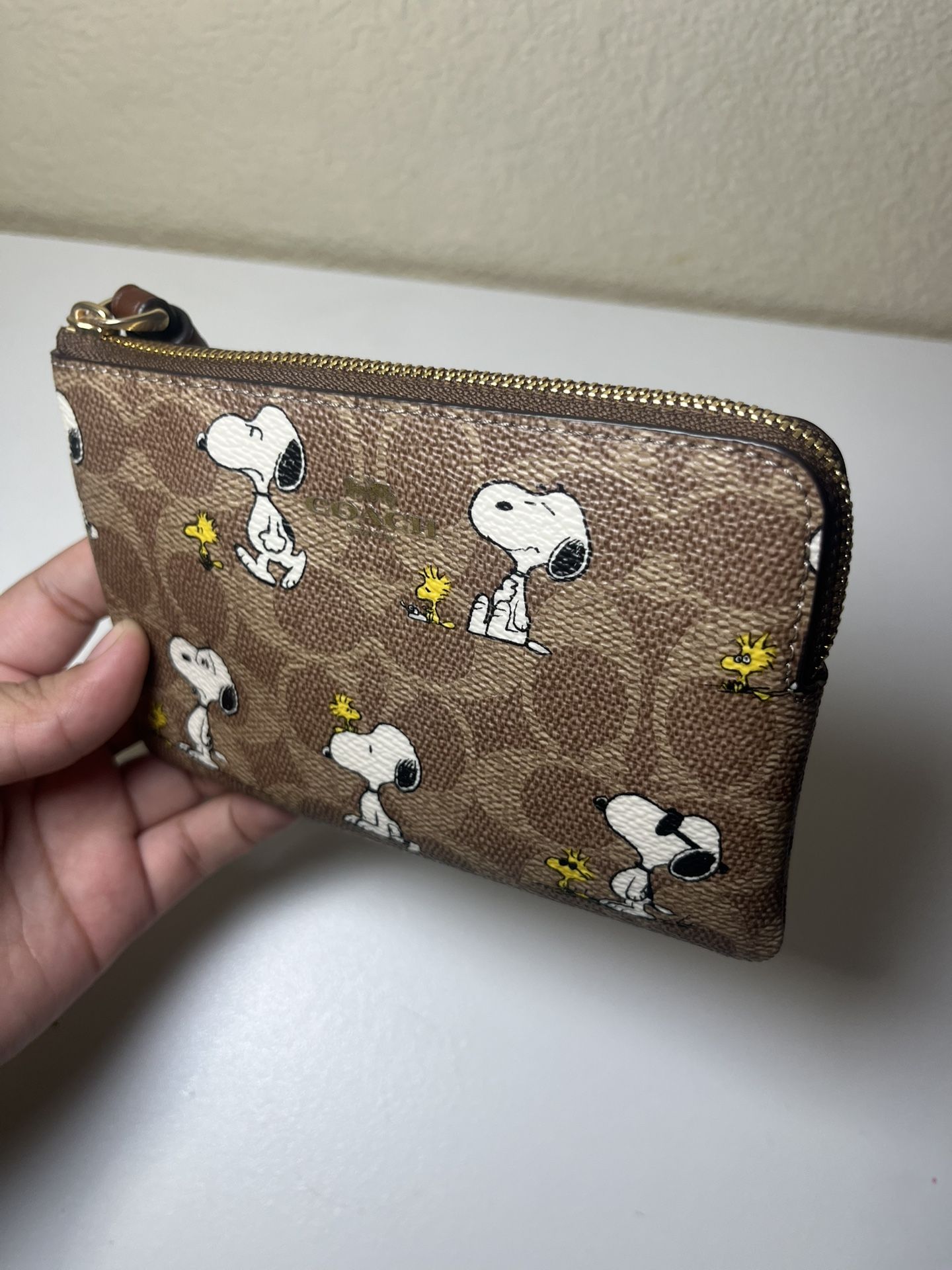 coach snoopy wristlet 