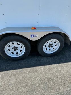 Enclosed Trailer with Tandem Axle