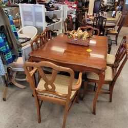 Table And 6  Chairs With Leaves And Table Protector 