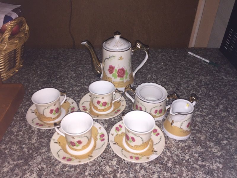 Chinese coffee pot,cups and plates