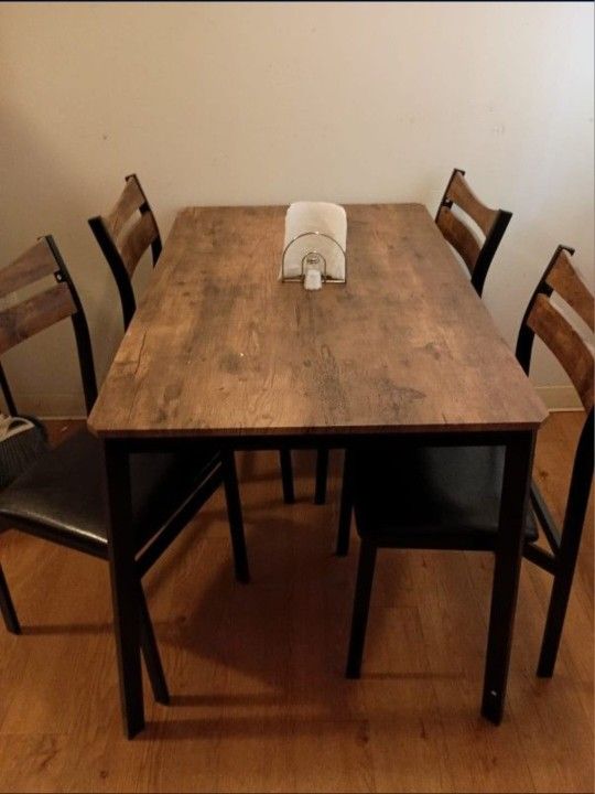 Dining Table Small and light dining table, very comfortable, in very good condition. I can accept a good offer. 