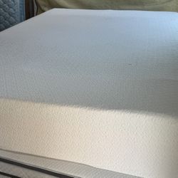 Used QUEEN SIZE MEMORY FOAM MATTRESS WITH BOX SPRING DELIVERY 🚚 AVAILABLE 