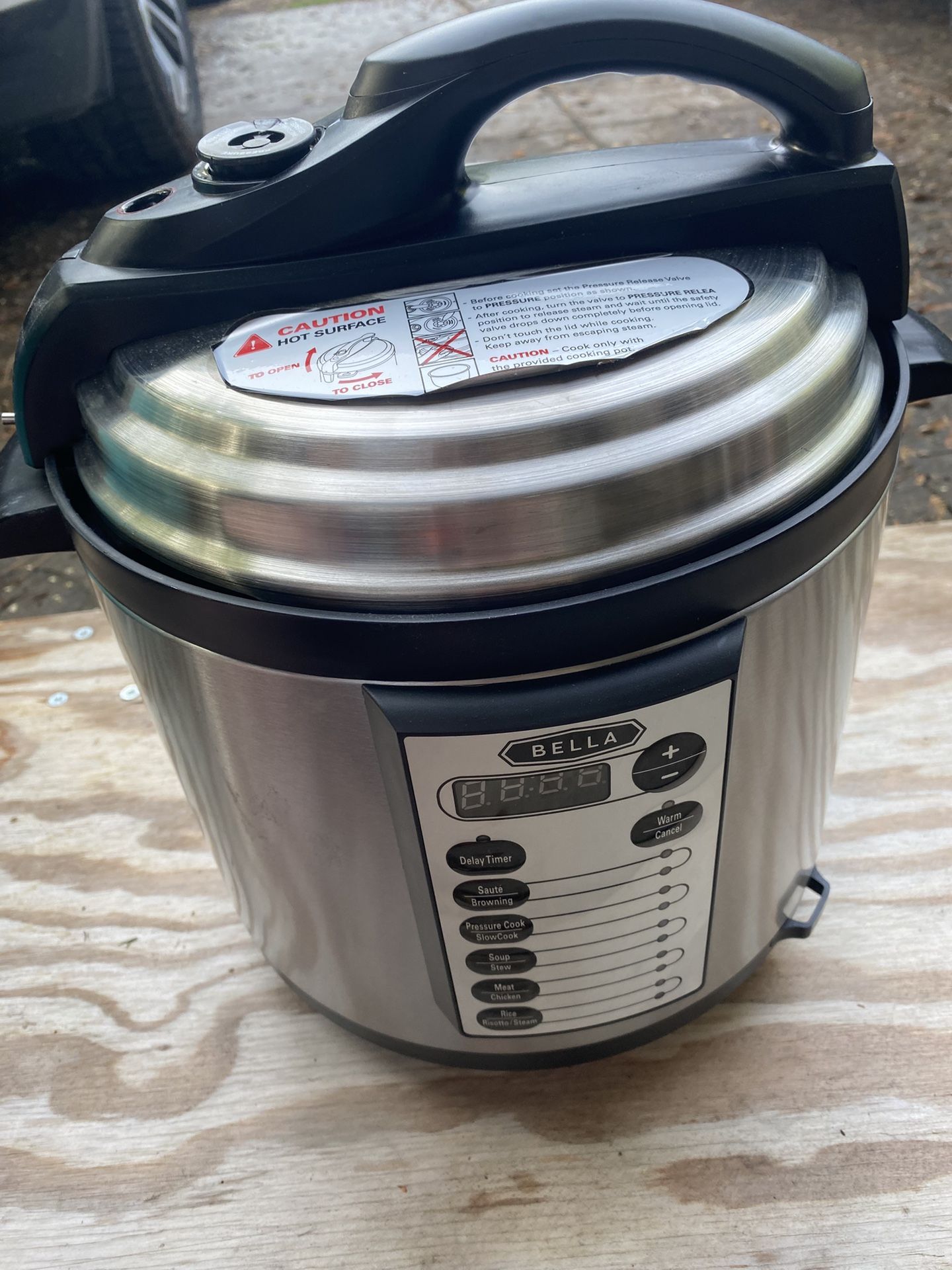 Bella 6 Qt Pressure Cooker 1000 W