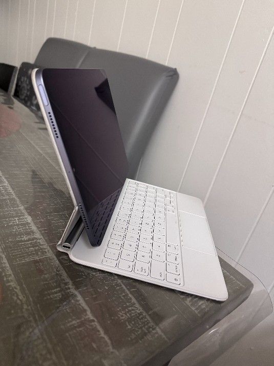 2022 IPad Air With Apple Magic Keyboard