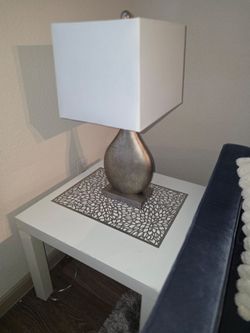 2 end tables and matching lamps