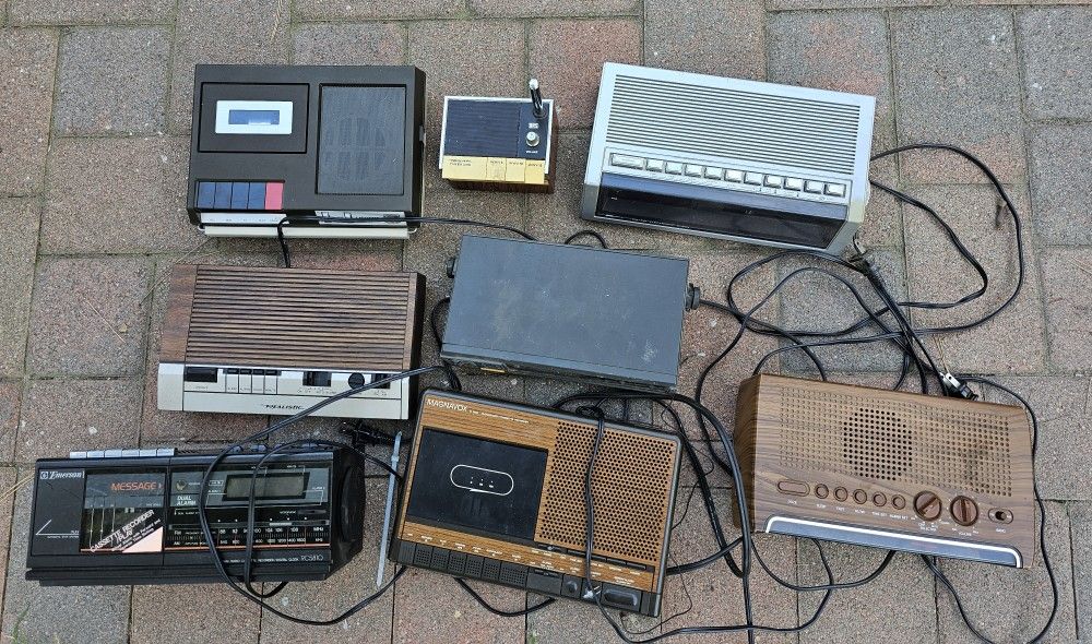 Vintage lot of electronics cassette players radios