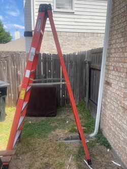 Werner 8-Ft Fiberglass Step Ladder – 300 lb Capacity