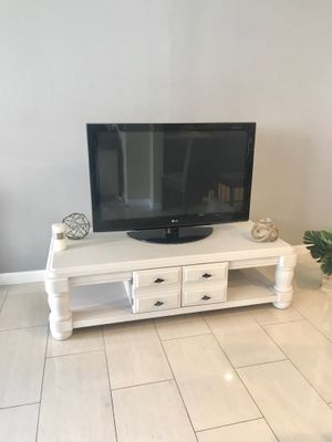 Photo Vintage Wooden TV entertainer / coffee table Vintage wooden TV Stan can be use as an elegant coffee table as well, with a cabinet in the middle,