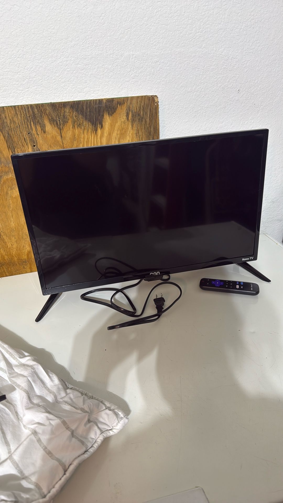 Brand New Onn Roku tv  21” 